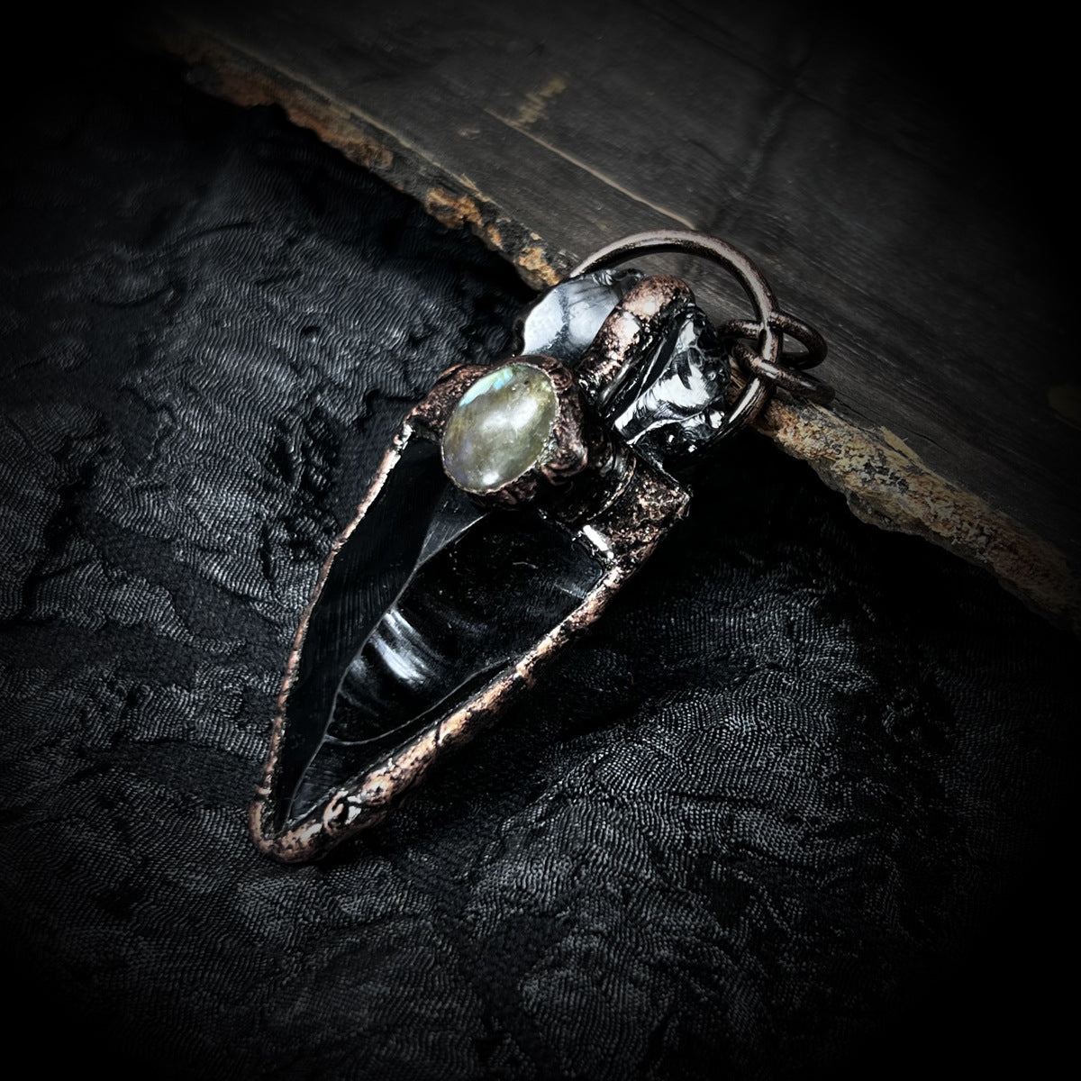 The Abyssal Spearhead — Indian Hand-Knapped Obsidian & Labradorite Talismanv