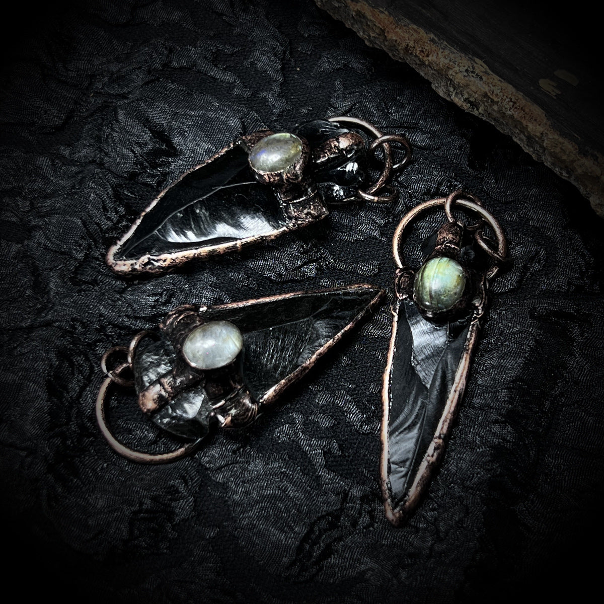 The Abyssal Spearhead — Indian Hand-Knapped Obsidian & Labradorite Talismanv