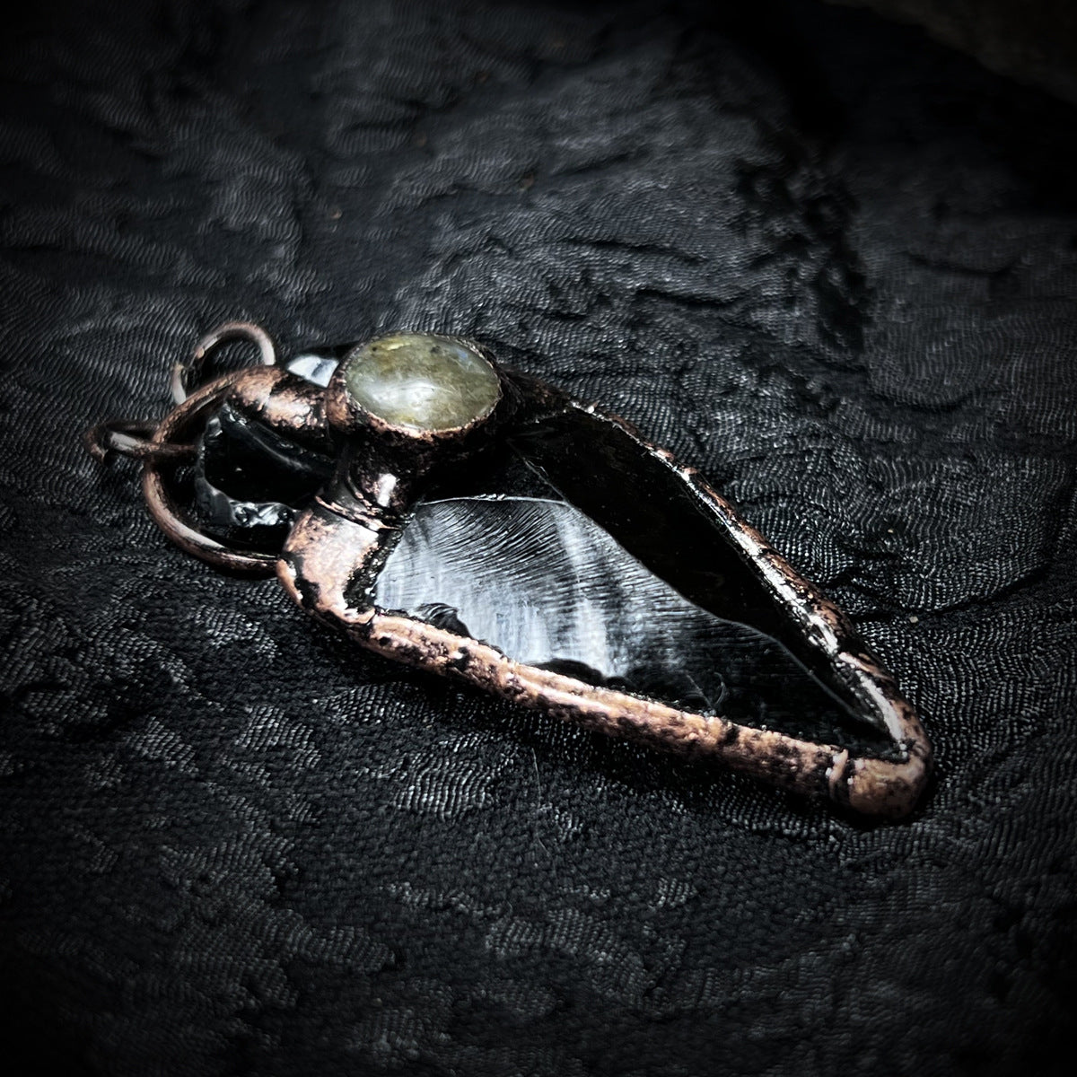 The Abyssal Spearhead — Indian Hand-Knapped Obsidian & Labradorite Talismanv